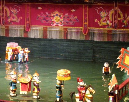 Show de marionetes tradicionais na água